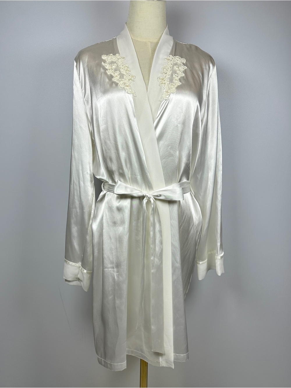 Elegant Satin Robe Lace Trim & Beaded Old Hollywood Glamour Bridal EUC Size M
